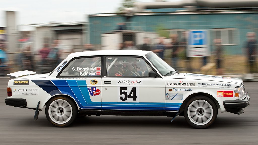 De mange tusinde tilskuere ved Fårvang Rallyshow følger Kurt Mejer og Steen Bøgelund på en hurtig runde
(Foto: Rally Team Mejer)